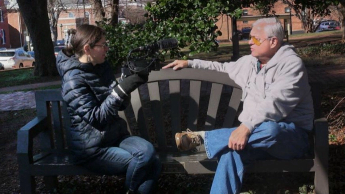 Bên Ngoài Bong Bóng: Du Hành Cùng Alexandra Pelosi (Outside the Bubble: On the Road with Alexandra Pelosi)