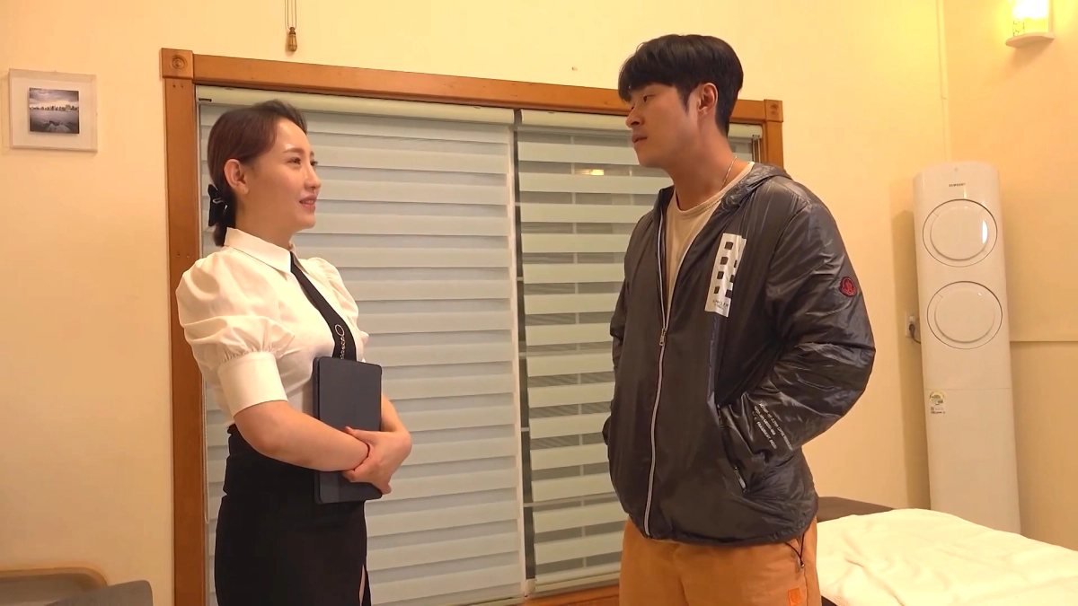 Nhân viên bán thời gian phục vụ khách hàng (고객위에옷벗는알바생)
