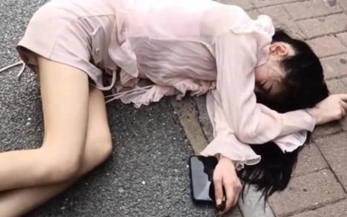 Nữ Sinh Đại Học Làm Thêm (Two Female College Students Who Got Away From Their Aunt)