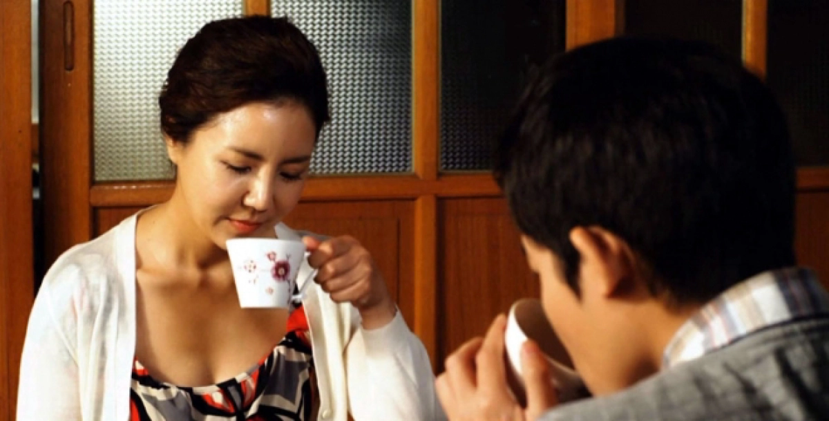 Sự An Ủi Của Cô Chủ Trọ Xinh Đẹp (하숙집 아줌마의 딱딱해지는 위로)