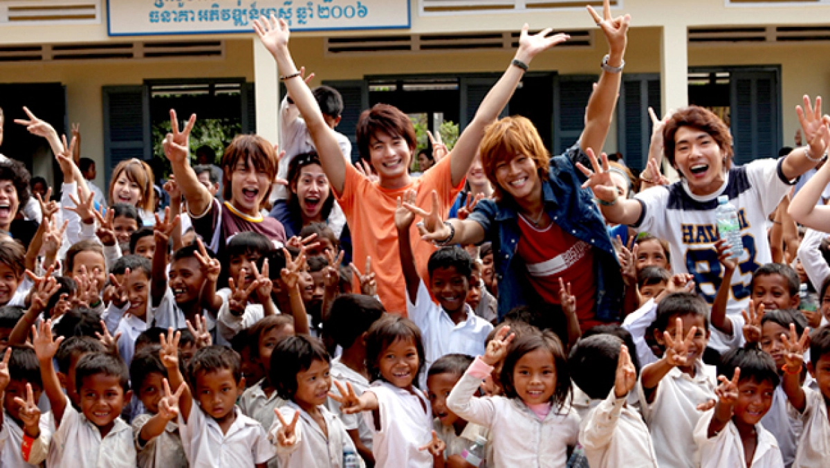 Tuy không thể thay đổi thế giới, chúng tôi muốn xây một trường học ở Campuchia (We Can't Change the World. But, We Wanna Build a School in Cambodia.)